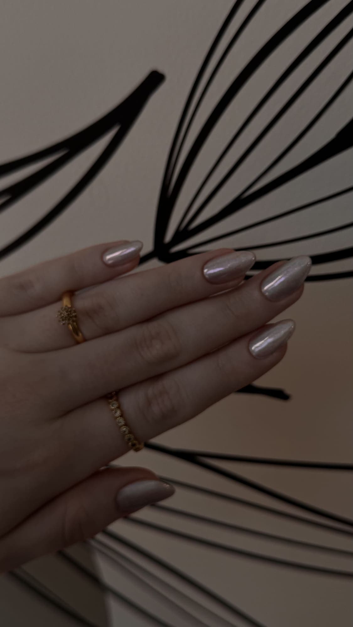 Unhas em tom nude clássico com acabamento em gel