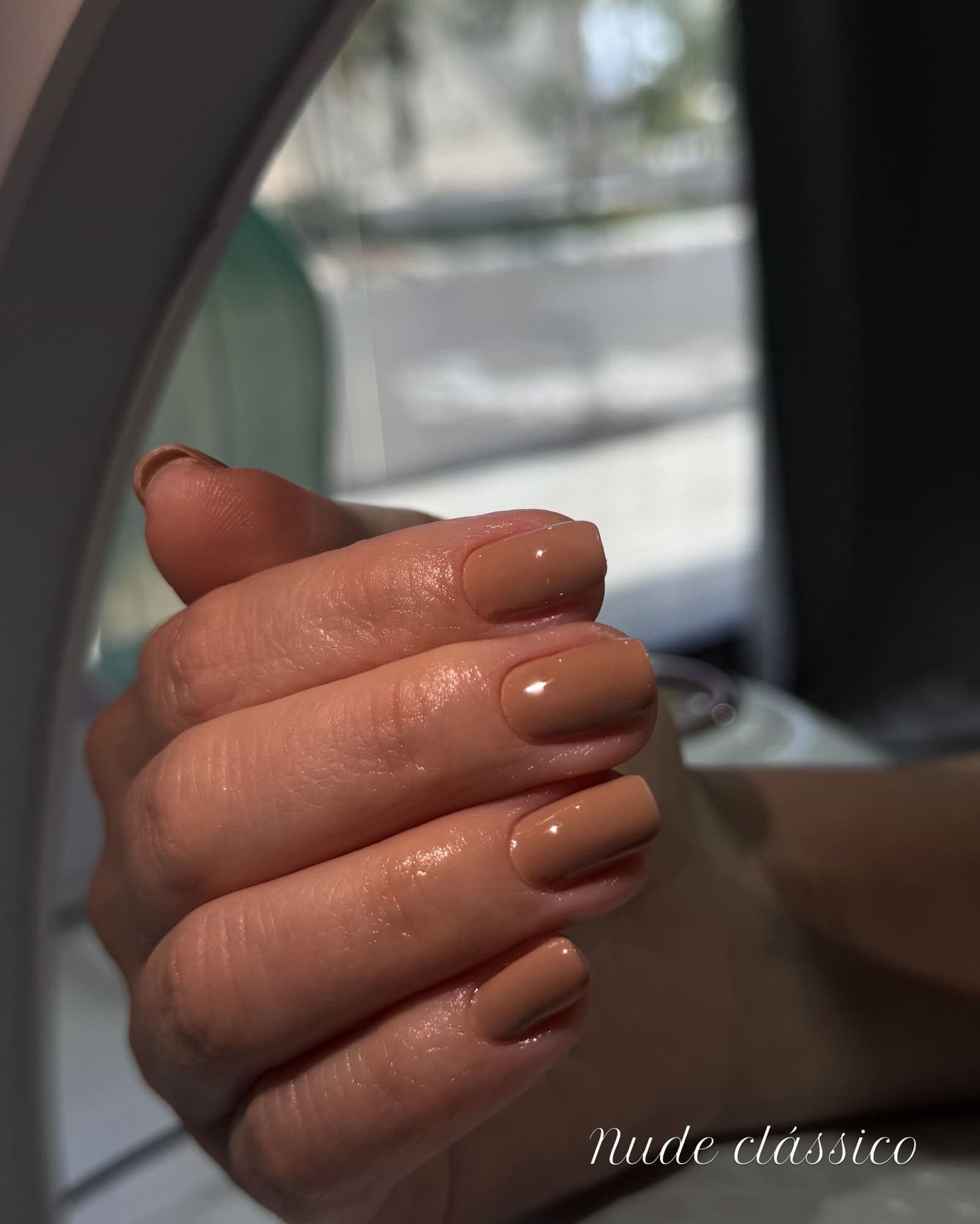 Detalhe de unhas nude clássico